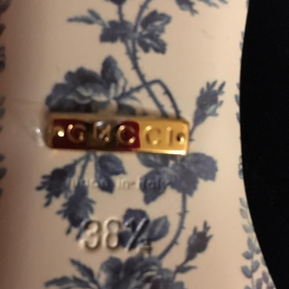 *SOLD* NIB Women's velvet Mid-Heel Pumps
Size 8.5 - Picture 4 of 8